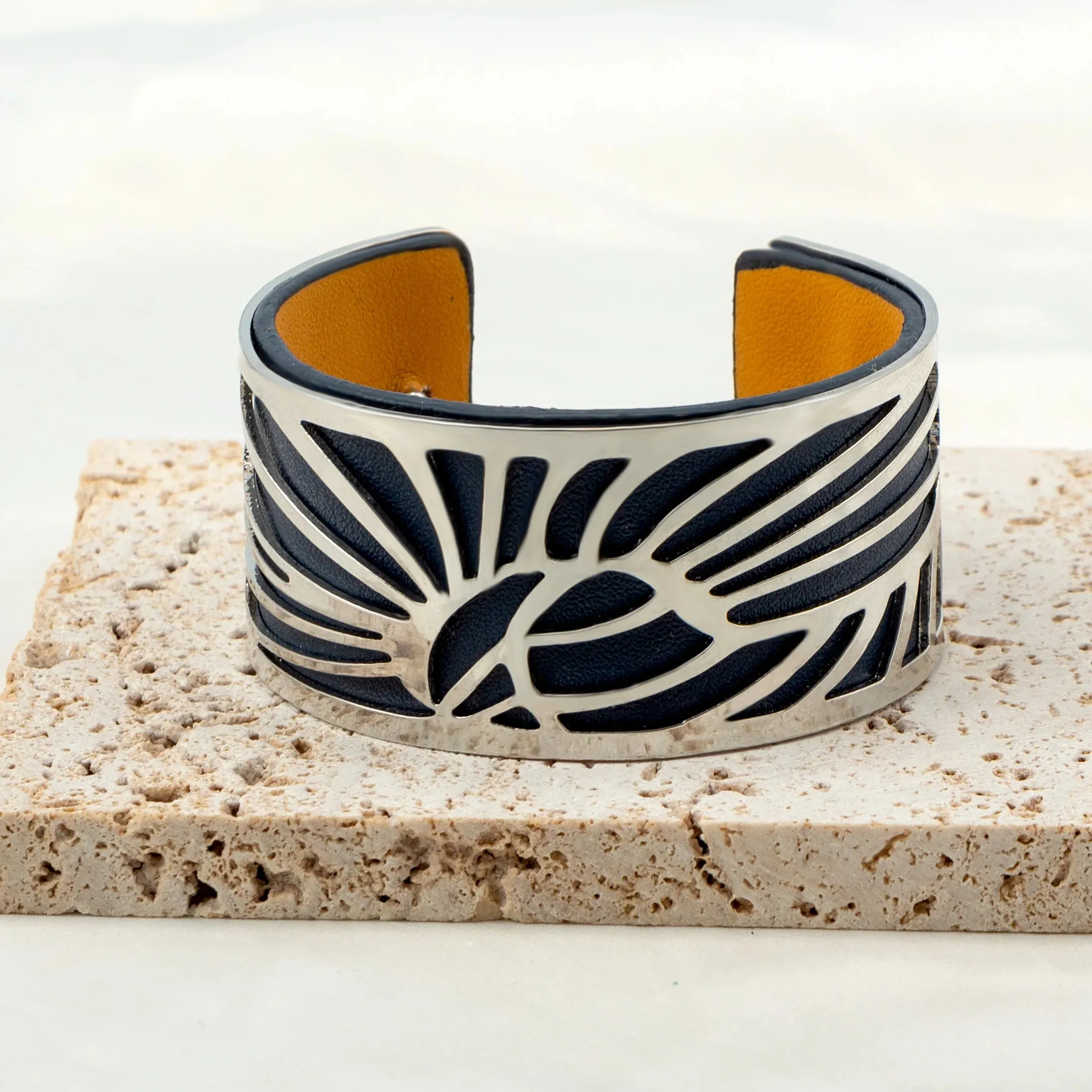 Bracelet hypoallergénique au design graphique moderne & coloré en acier inoxydable (4 coloris/finition argent ou or)