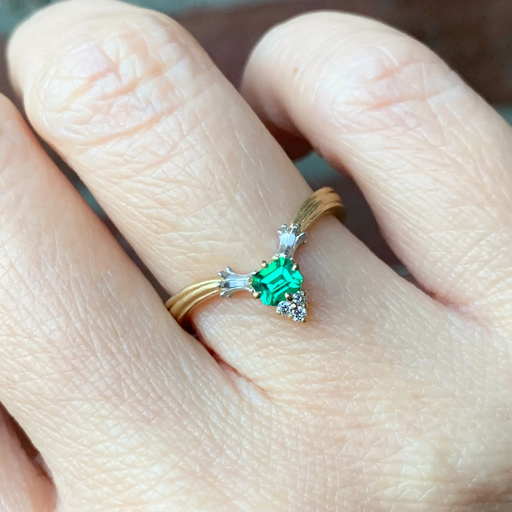 grace line tiara ring エメラルドティアラリング